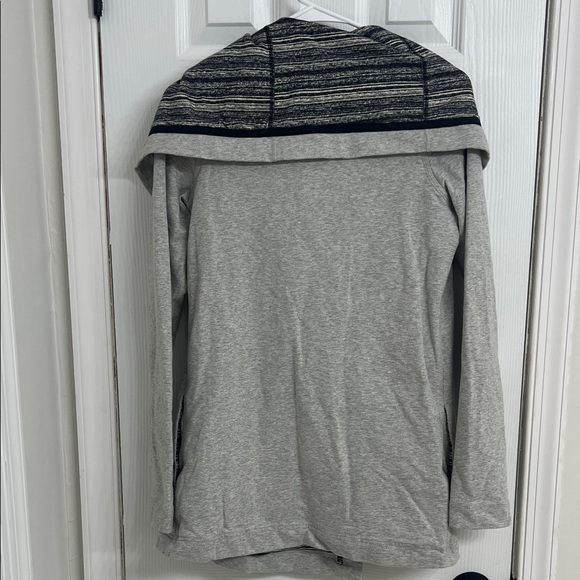 RARE Lululemon Savasana Wrap Charcoal Grey Strata Stripe Lined Size 4 - Picture 5 of 5
